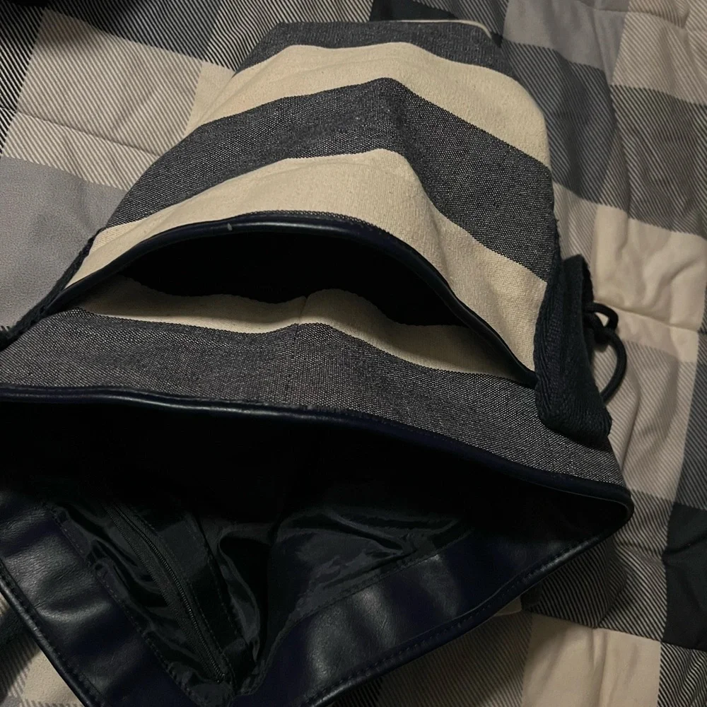 Tommy Hilfiger purse - Picture 8 of 9